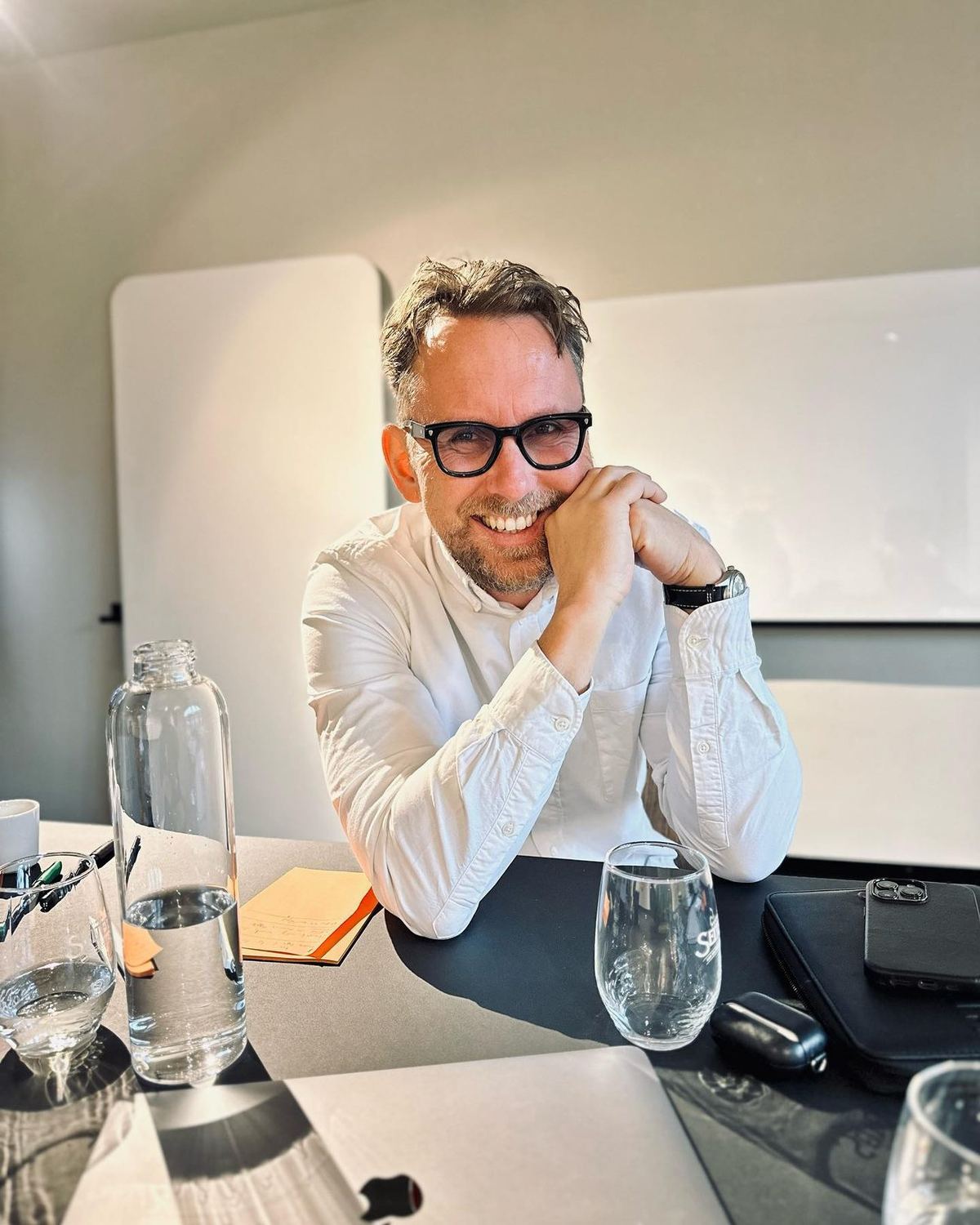 Michael Leibrecht, lachend am Besprechungstisch