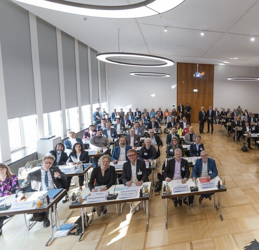 Michael Leibrecht in der ersten Reihe der IHK-Vollversammlung Nürnberg für Mittelfranken